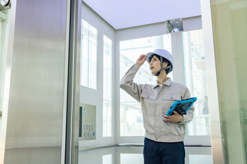 Poster - エレベーターを点検する作業員