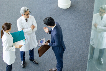 Aufkleber - 白衣の技術者に説明するビジネスマン