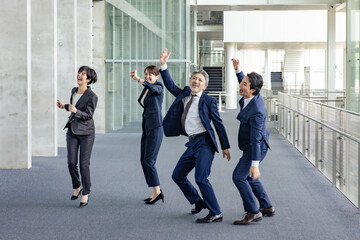 Aufkleber - ロビーでダンスするビジネスパーソンのグループ