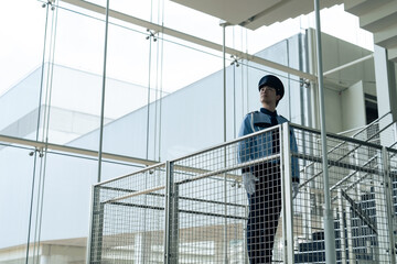 Poster - 建物を巡回する警備員のシルエット