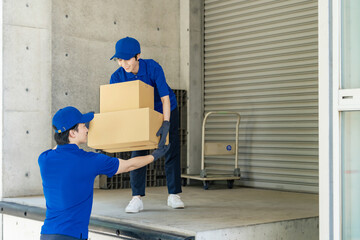 Poster - 倉庫で荷物を運ぶ作業員
