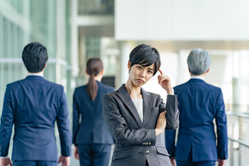 Poster - 悩む女性ビジネスパーソン