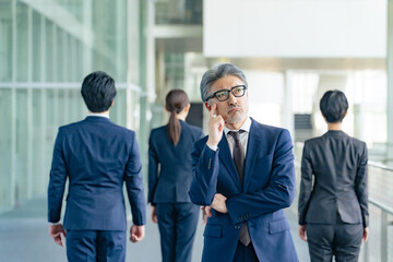 Poster - 悩むシニア男性ビジネスパーソン