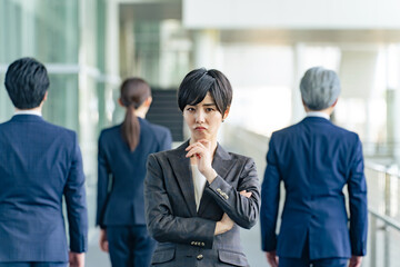 Poster - 悩む女性ビジネスパーソン