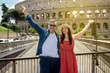 © Gennaro Leonardi - Couple of tourists visiting the Roman Colosseum, Italy.