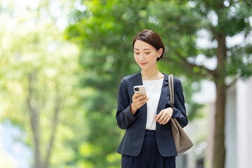 Canvas Print - スマートフォンを持つ悩むビジネス女性