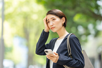 Poster - スマートフォンを持つ悩むビジネス女性