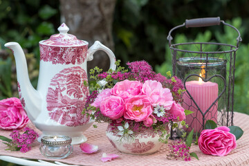 Wall Mural - romantisches Arrangement mit Blumengesteck mit pink Rosen und Sommerspiere-Blüten, vintage Porzellan und Laterne 