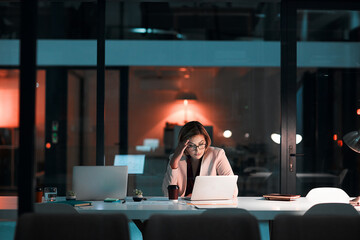 Fototapete - Night, stress or business woman thinking on laptop in office with headache, glitch or frustrated by 404. Working late, vertigo or manager with brain fog, fatigue or overwhelmed by project deadline