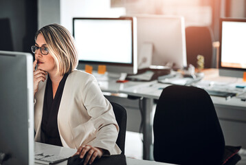 Aufkleber - Computer, thinking and business woman in office for planning, research or brainstorming. Idea, decision and reading information for problem solving, solution or broker working on email project online