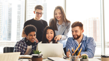 Aufkleber - A collaborative scene unfolds in the library where multiracial students use various devices to study. The environment is calm, with a focus on shared knowledge and technology.