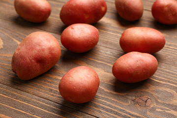 Canvas Print - Fresh raw potatoes on wooden background
