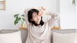 © mapo - 眠い目を擦る女性