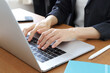 © webbiz - パソコンを使って仕事をする女性の手元