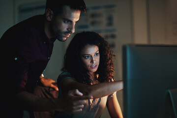 Leinwandbilder - Business people, computer and teamwork at night for collaboration, solution or problem solving at creative agency. Manager and graphic designer intern with project advice, support and online deadline