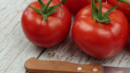 Wall Mural - tomates en grappe, en gros plan, sur une table en bois