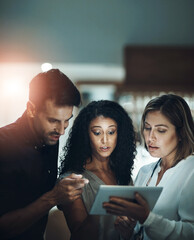 Leinwandbilder - Business people, teamwork and reading on tablet for planning, collaboration and solution at tech company. Leader, employees or group on digital software with cloud computing or research in office