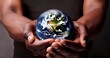 © BETH  - Dos manos sujetando el globo del planeta tierra, concepto del cuidado ambiental