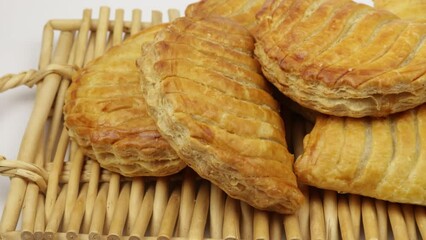 Canvas Print - chausson aux pommes, en gros plan, sur un panier