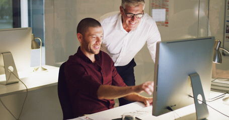 Leinwandbilder - Manager, solution or business people on computer training, feedback review or research online. Mentor teaching, supervisor coaching or IT support talking for learning pc, teamwork or helping advice
