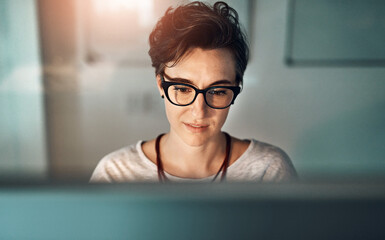 Aufkleber - Creative, woman and reading in office at night for overtime, copywriting and finish story for article at agency or startup. Employee, journalist and online with glasses for working late for deadline.