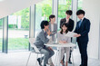 © maroke - オフィスで笑顔で打ち合わせをするビジネスパーソン
