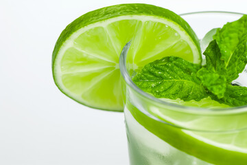 Poster - Refreshing mojito with lime wedges and mint leaves 