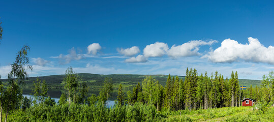 Sticker - Rotes Ferienhaus an eienm Schwedischen See im Wald