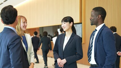 Poster - ロビーで会話する多国籍ビジネスパーソンのグループ