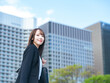 © metamorworks - 都市を歩くキャリアウーマン