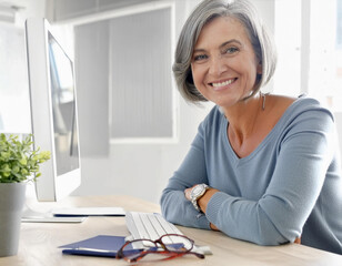 Poster - lady portrait of grey hair mature businesswoman working on desktop