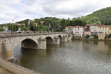 Pont sur le fleuve Loire, ville de Brives-Charensac, département de la Haute Loire, France