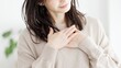 © mapo - 胸に手を当て幸せを感じる女性