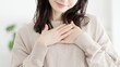 © mapo - 胸に手を当て幸せを感じる女性