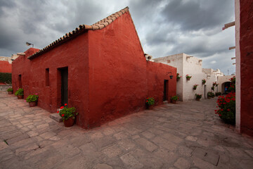 Santa Catalina monastery spans over 20,000 square meters and is almost like a small city within Arequipa. Its layout includes streets, plazas, fountains, and various buildings.