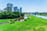 二子玉川の都市景観　緑豊かな多摩川の「兵庫島公園」と二子玉川駅のビル群【東京都・世田谷区】　
The buildings of Futakotamagawa Station. Tama River rich in nature - Tokyo, Japan