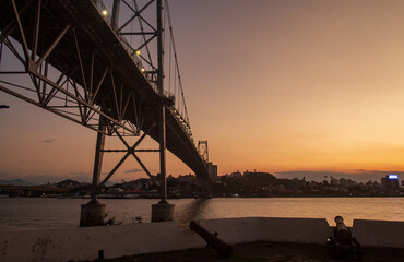 Wall Mural - Florianopolis pôr-do-sol  e  a ponte Hercílio Luz de Florianópolis, Santa Catarina, Brasil canhões museu  