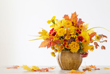 Poster - autumnal bouquet in ceramic vase on white background