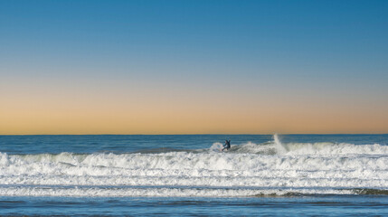 
67 / 5 000
solo surfing on the waves of the Pacific Ocean in California