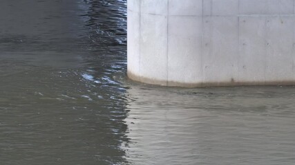 Poster - 道路の橋脚と川の流れ