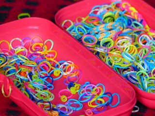 Petits bracelets en plastique de toutes les couleurs