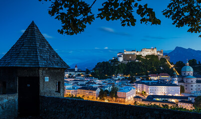 Wall Mural - Aussicht auf Salzburg und die Festung Hohensalzburg zur blauen Stunde