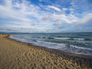 Canvas Print - mare con onde e nuvole bianche su cielo azzurro