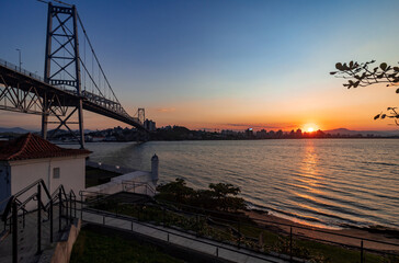 Wall Mural - pôr do sol e o forte e a ponte de Florianopolis  Brasil