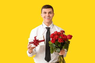 Canvas Print - Handsome man with gift box and red roses on yellow background