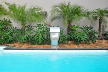 Wall Mural - piscina de casa area de lazer com cascata e jardim tropical 