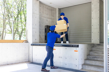 Poster - 倉庫で荷物を運ぶ作業員