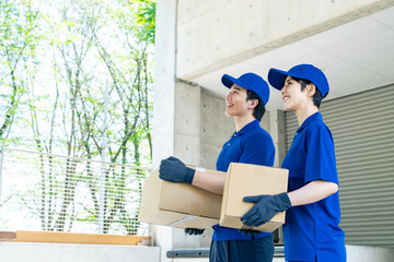 Poster - 荷物を持つ作業員