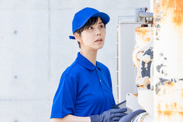 Poster - 配管・機械を点検する女性作業員