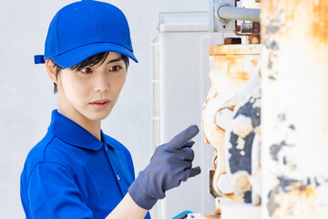 Poster - 配管・機械を点検する女性作業員